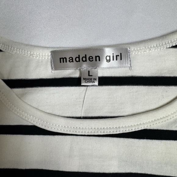 madden girl Long Sleeve Pocket Tee with Embroidery Patch Junior's Size Large - Picture 6 of 8